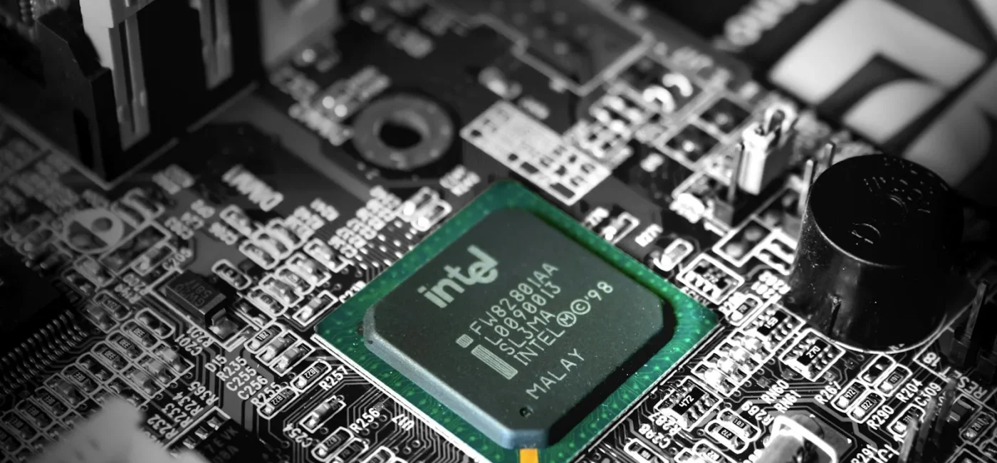 Intel stock forecast: $150 bull case, $90 bear case for 2026